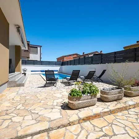 Sunce Mit Beheiztem Pool In Pula,istrien