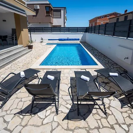 Sunce Mit Beheiztem Pool In Pula,istrien *