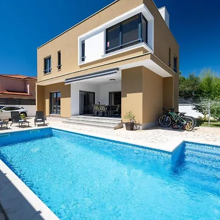 Sunce Mit Beheiztem Pool In Pula,istrien Pula